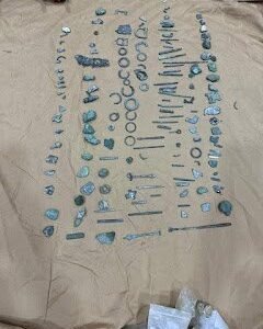 مواطن بصري يسلّم “مفتشية آثار البصرة” 500 قطعة أثرية تعود للعصرين العباسي والعثماني