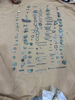 مواطن بصري يسلّم “مفتشية آثار البصرة” 500 قطعة أثرية تعود للعصرين العباسي والعثماني