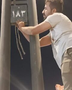 مواطن من ذي قار يتولى ترقيم الأعمدة الكهربائية في طريق الزائرين